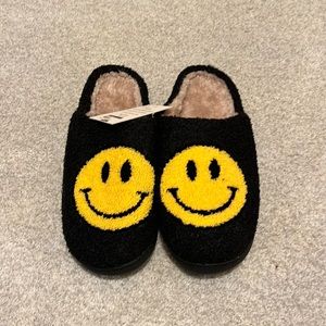 Cozy Slippers women’s size 9-10 smile face emoji black yellow